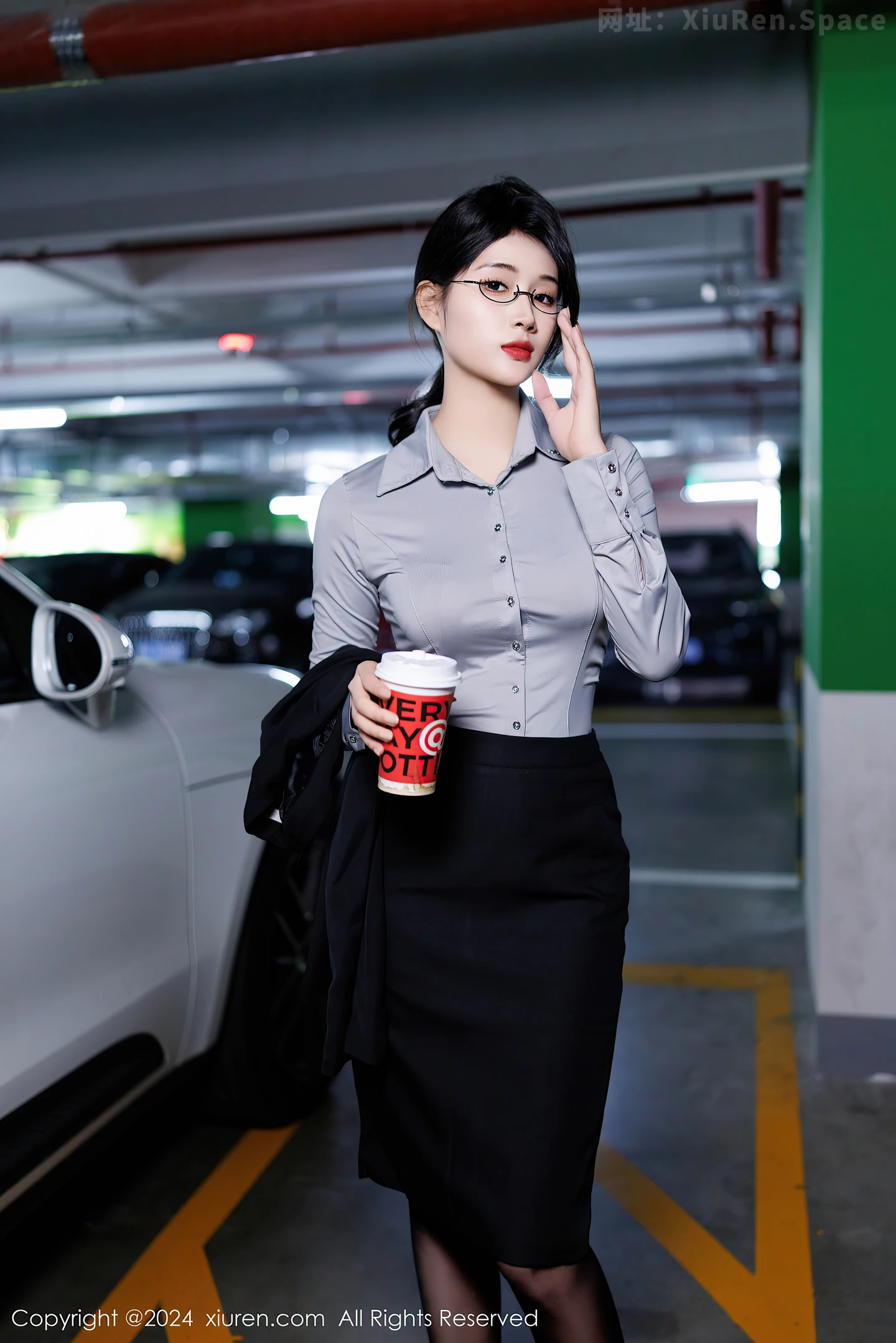 图片[4]-[XiuRen秀人网] VOL.9567 新人模特南乔灰色OL服饰露性感内衣配黑丝吊袜秀美腿诱惑写真90P-秀人网官方网站